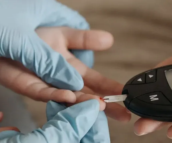 كل ما تحتاج معرفته عن السكري من النوع الثاني - الأسباب، الأعراض، والعلاج